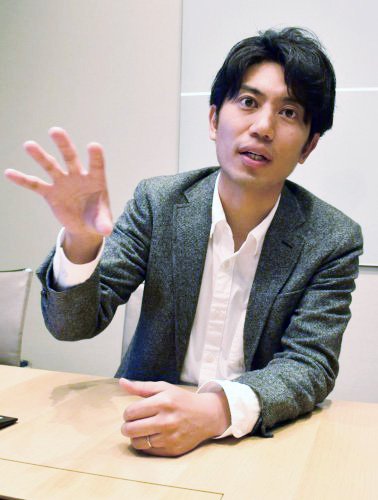 インタビューに答える藤井主事＝東京都中央区の三井不動産