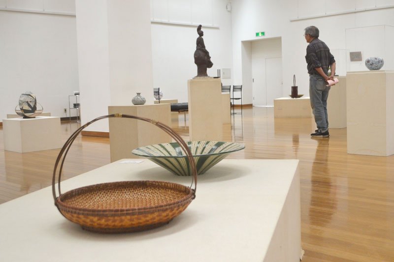 陶芸や竹芸、彫刻など多彩な立体作品が並ぶ会場＝１９日、佐倉市立美術館
