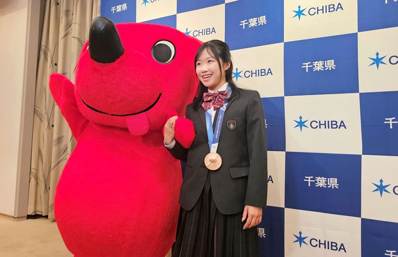 チーバくんと笑顔で記念撮影する中井選手（右）＝１９日午前、千葉県庁