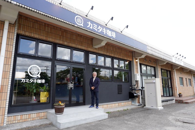 旧上瀑小学校校舎に整備されたカフェ「カミタキ珈琲」と案内する日本インバウンド連合会の中村理事長＝大多喜町