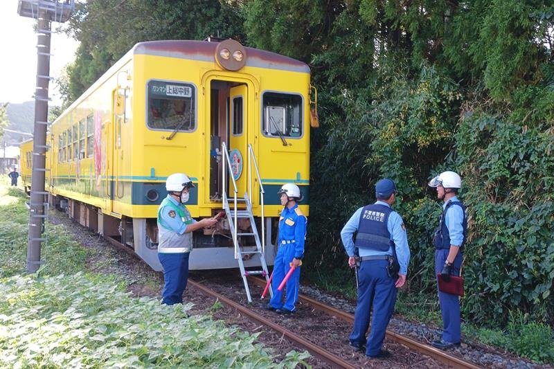 ２０２４年１０月４日に発生した脱線事故。現在まで全線運休が続いている＝いすみ市

