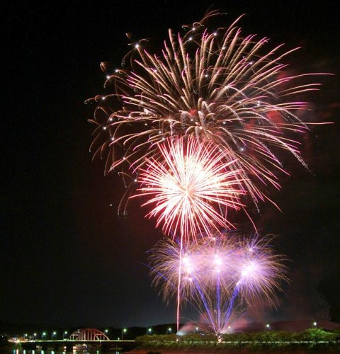 高滝湖を彩る花火。１３年ぶりに復活する（写真は過去の「高滝湖観光花火大会」）
