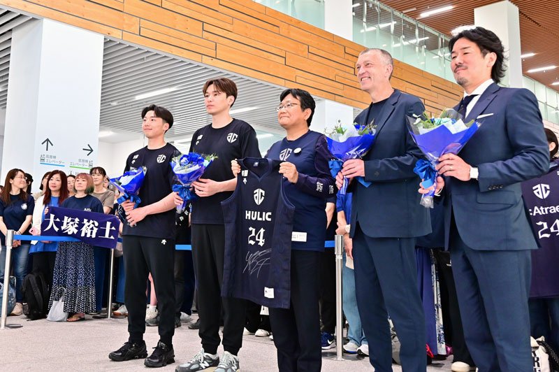 集まったアックスと写真を撮る選手たち。クラブ創設から活躍した大塚主将（右から４人目）は現役を引退する＝千葉市役所