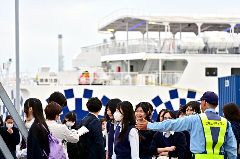 千葉女子高　伝統の船旅に幕　デッキではしゃぎ、中華街満喫　全校参加、千葉－横浜間　「たくさん笑って新たなスタート」