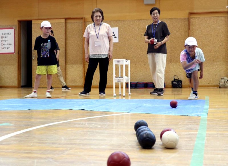 ボッチャを楽しむ児童と高齢者たち＝２０日、茂原市立豊岡小学校（画像の一部を加工しています）