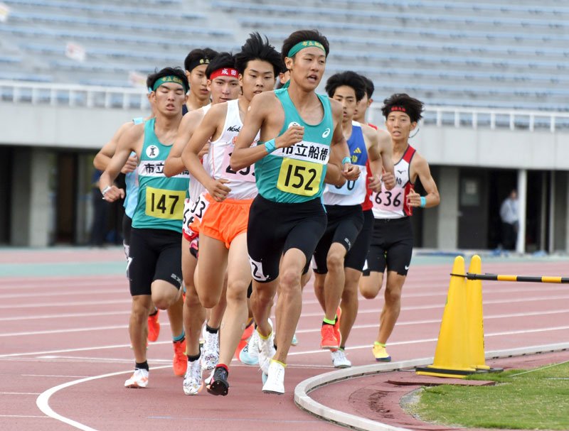男子１５００メートルで優勝した市船橋・古屋颯太（１５２）＝県総合ＳＣ
