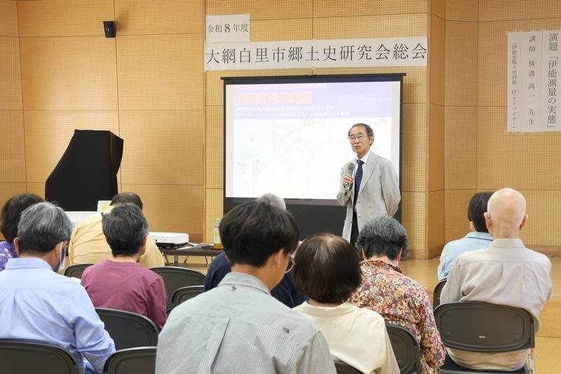 伊能忠敬の測量について解説する講師の横溝さん＝大網白里市

