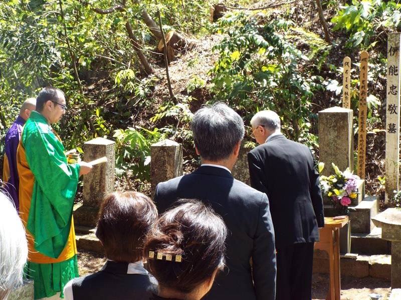 郷土の偉人、伊能忠敬の命日に合わせて墓前祭が行われ、市民らが参列した＝香取市（伊能忠敬翁顕彰会提供）

