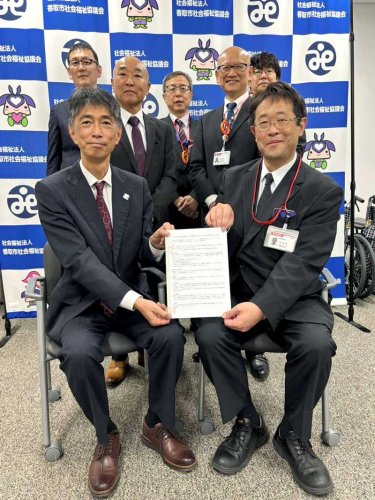 包括連携協定を締結した竹蓋会長（手前左）と四ツ谷・佐原郵便局長（同右）＝香取市（日本郵便提供）

