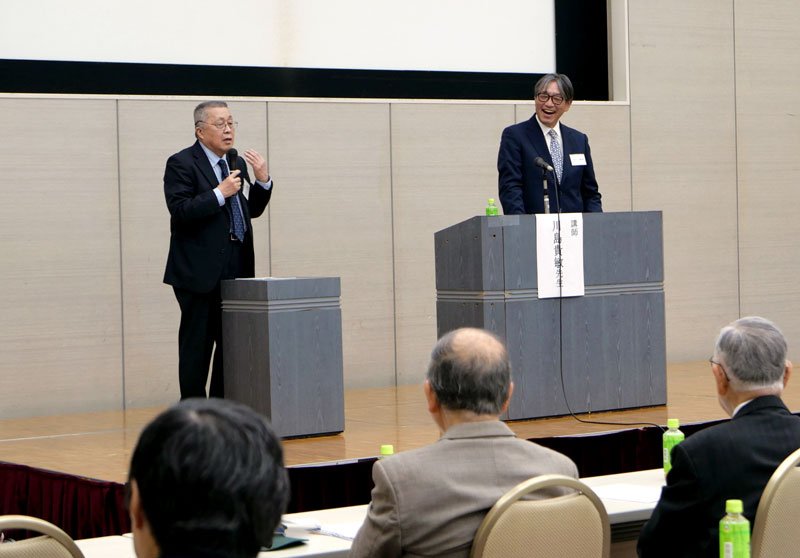 講演者の川島さんを紹介する松田次泰さん（左）＝２３日、千葉市中央区