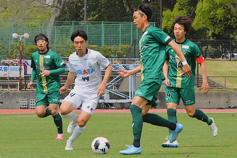 ブリオベッカ浦安・市川とのダービーマッチでプレーするボンズ市原の選手たち＝４月、市原市のゼットエーオリプリスタジアム