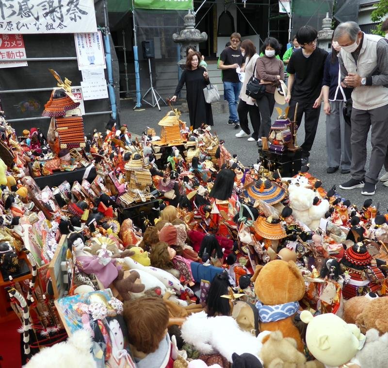並ぶ人形へそれぞれに感謝する参列者＝２４日、市原市の龍善院
