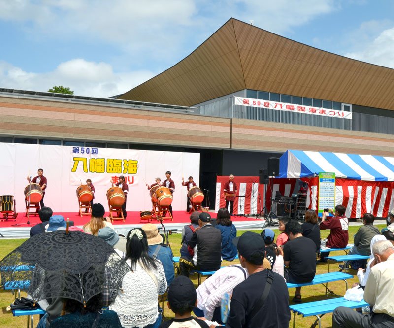 ２年ぶりに初めて「やわたパレット」で開催された「八幡臨海まつり」＝２４日、市原市