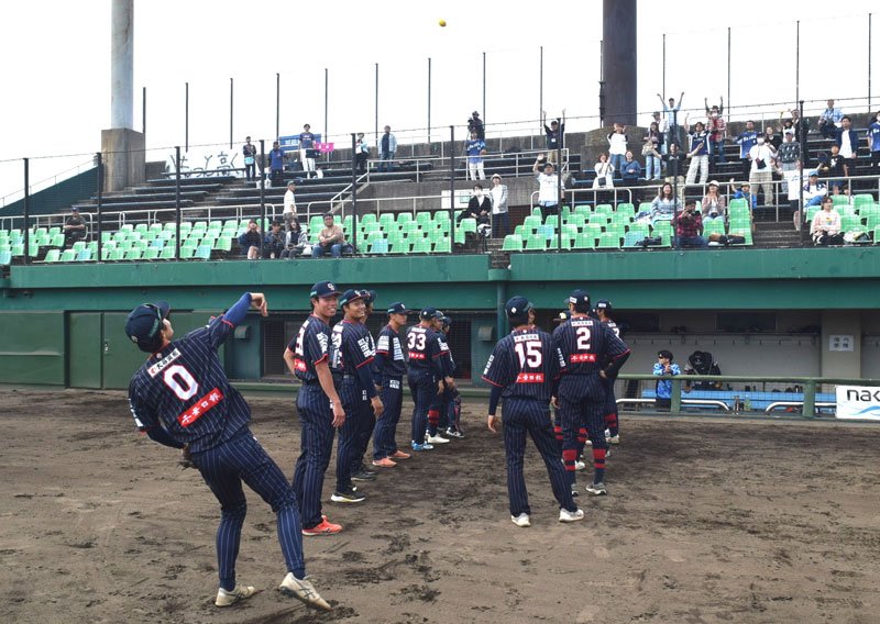 １回表の守備につく前にスタンドにボールを投げ込む千葉スカイセイラーズの選手＝２４日、ＡＤＥＫＡ袖ケ浦球場