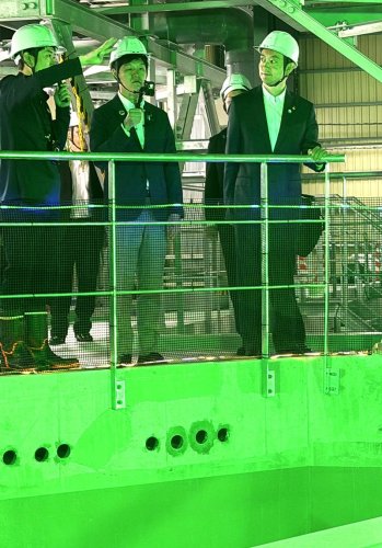 サーモン陸上養殖施設を視察する鈴木農水大臣（左から２人目）＝２５日、富津市
