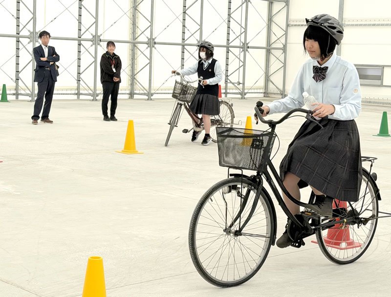 スラローム走行に挑戦する生徒たち。両手と片手での運転の違いを体験した＝富津市