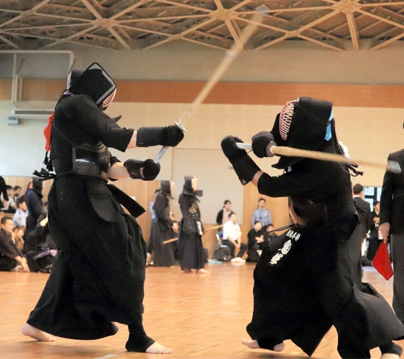 決勝戦で白熱の試合を展開する出場者＝千葉市稲毛区の県総合スポーツセンター武道館