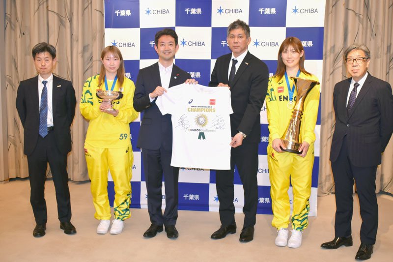 熊谷知事（左から３人目）に２冠を報告したＥＮＥＯＳサンフラワーズの佐久本監督（左から４人目）ら＝２５日、千葉県庁