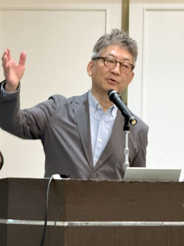 千葉政経懇話会５月例会で講演する竹中氏＝２６日、千葉市中央区のホテル
