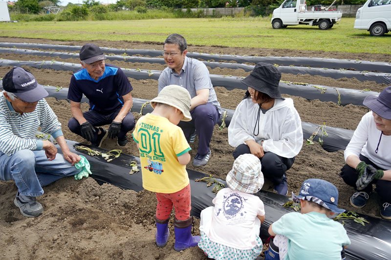 芋苗を植えた住民グループのメンバーや子どもら＝いすみ市