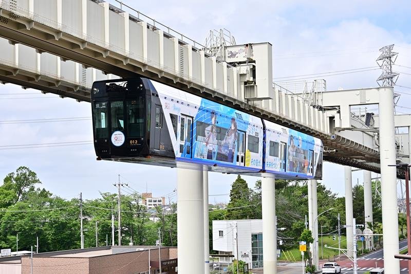 千葉市の“空”を走るラッピング車両＝５月２４日、千葉市若葉区
