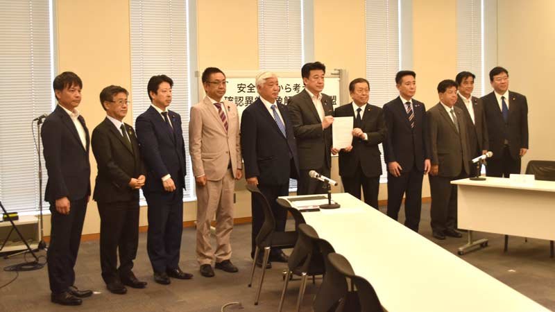 木原官房長官（中央）に未確認空中現象（ＵＡＰ）に関する提言を手渡すＵＡＰ議連の浜田会長ら＝２８日、国会内