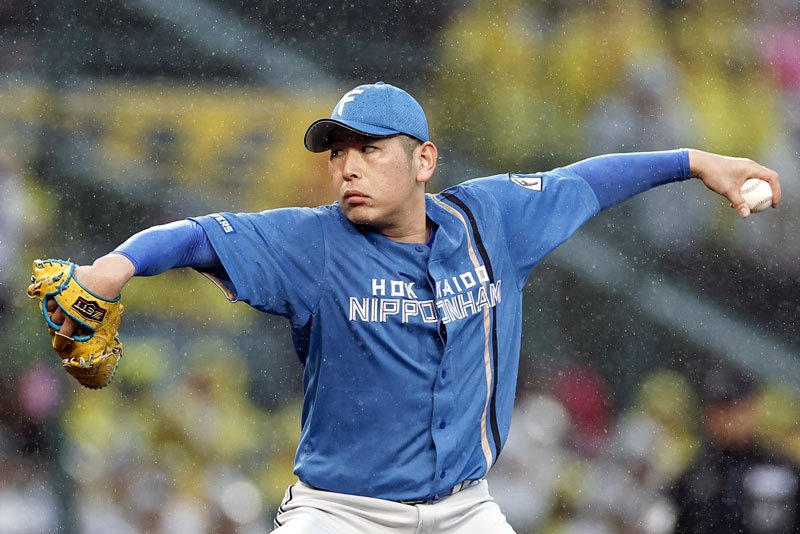 阪神戦で白星を挙げた日本ハム・加藤貴＝２７日、甲子園（共同）