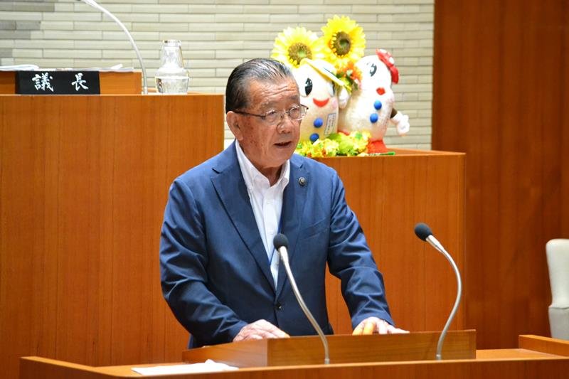 １１月の市長選に不出馬を表明した北村市長＝２９日、八街市議会議場
