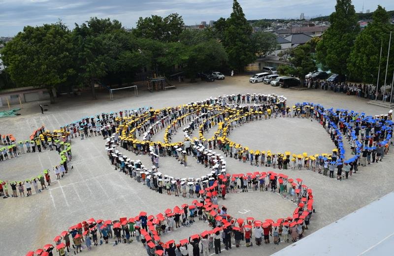 “蜂の巣校舎”ちなみハチの人文字　夢載せた風船も大空へ　船橋・法典東小創立６０周年