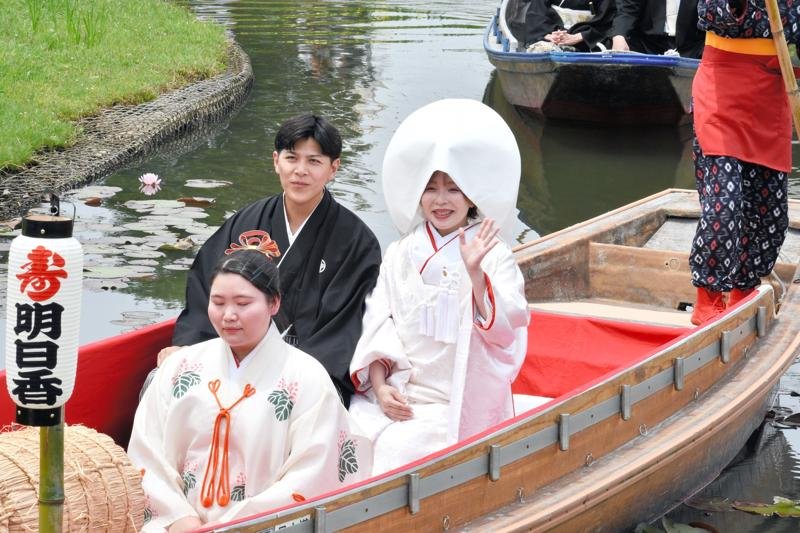 【動画あり】嫁入り舟で晴れ姿披露　来園者の祝福に笑顔　香取・あやめパーク