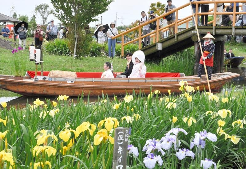 【動画あり】嫁入り舟で晴れ姿披露　来園者の祝福に笑顔　香取・あやめパーク