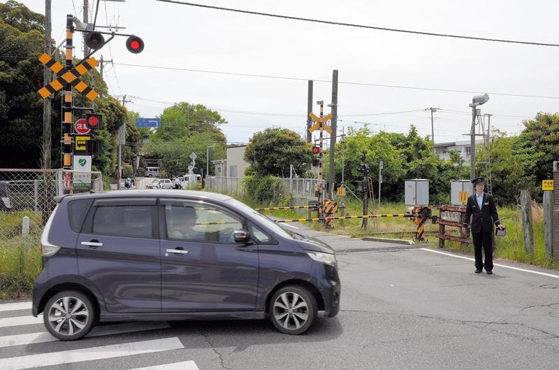 １時間半近く遮断機が下りたままになった銚子電鉄の妙見堂踏切＝７日午後０時１２分、銚子市東芝町