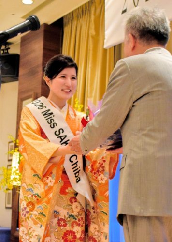 壮行会で意気込みを語る加藤さん（左）＝成田市