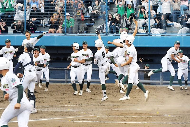 苅部の２点打で逆転サヨナラ勝ちし、４連覇を決めて喜ぶ専大松戸ナイン＝県総合ＳＣ