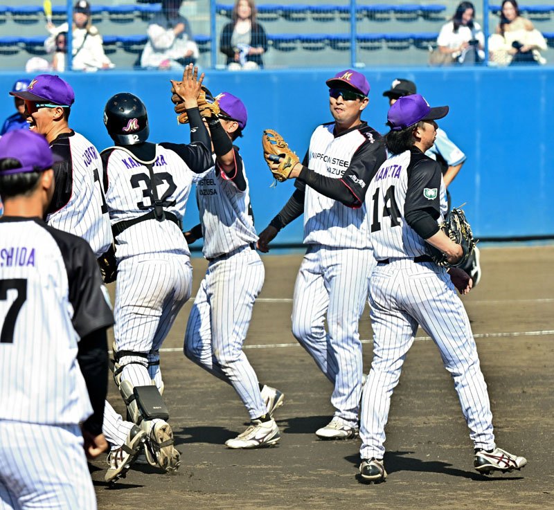 ２大会連続の優勝を決めた日本製鉄かずさマジックの選手たち＝３１日、千葉市の県総合スポーツセンター野球場