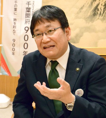 インタビューに応じる神谷市長＝千葉市役所
