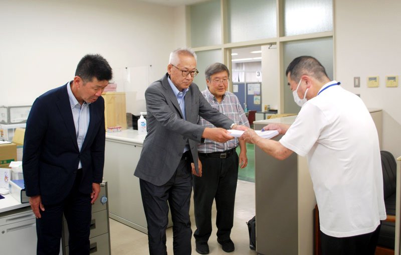 監査請求の書類を監査委員事務局に提出する印西市民（左側３人）＝２９日、同市役所