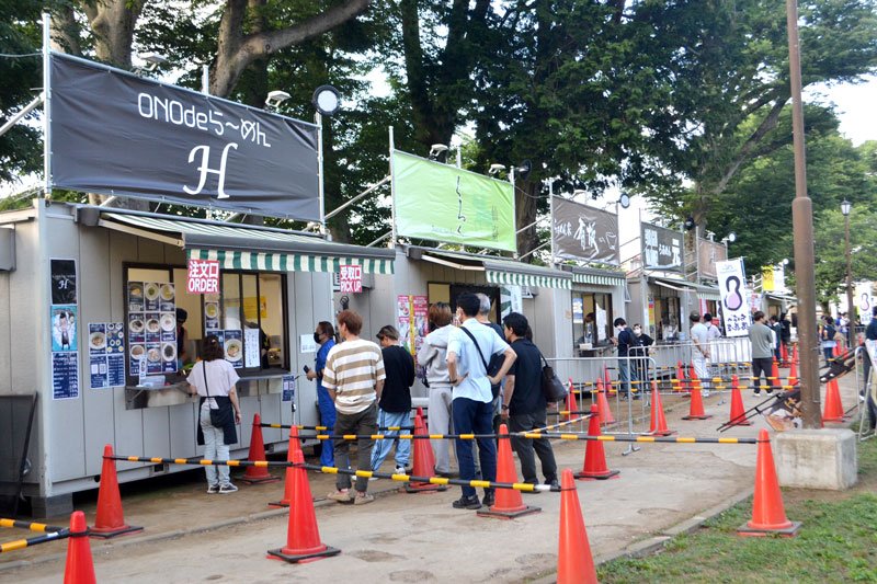 全国の有名店が一堂に会したラーメン祭の会場＝２９日夜、八街市