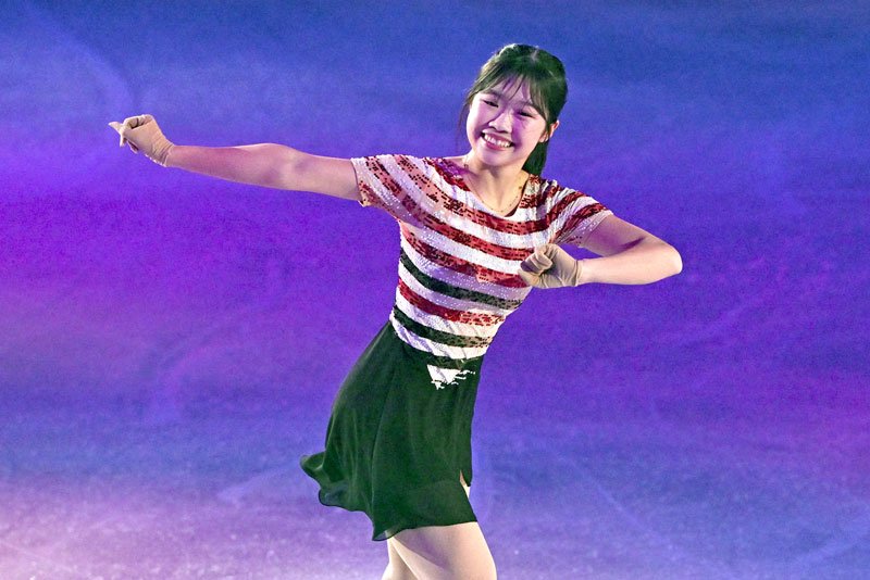 アイスショー「ファンタジー・オン・アイス」で演技する中井亜美選手＝３０日、千葉市の幕張メッセ（共同）