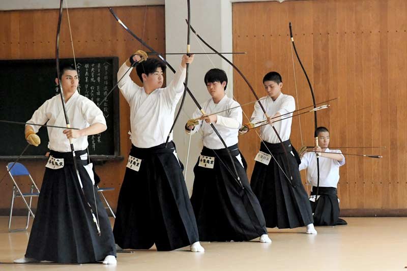 男子団体戦で優勝した千葉商＝県総合ＳＣ弓道場