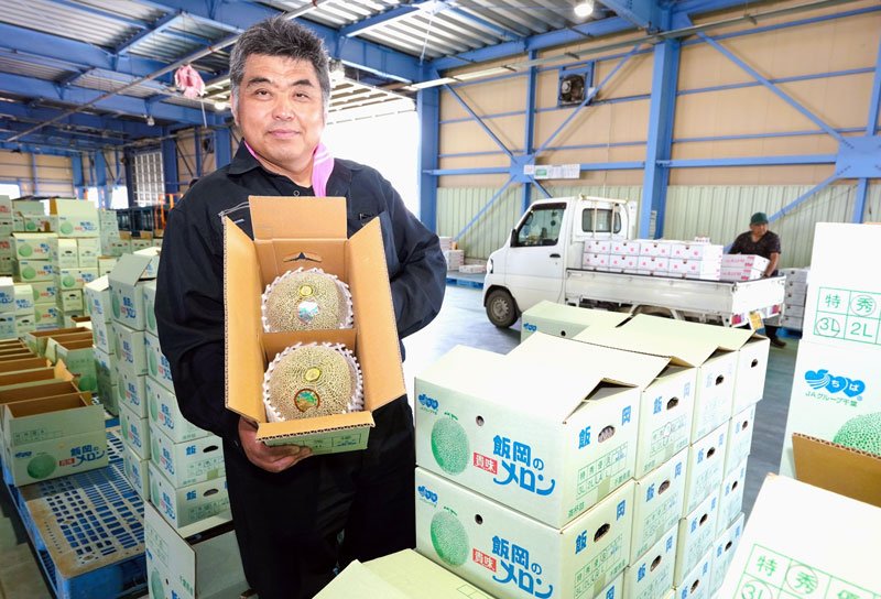 初出荷する飯岡メロンをＰＲする鈴木部会長＝１日、旭市の集出荷場

