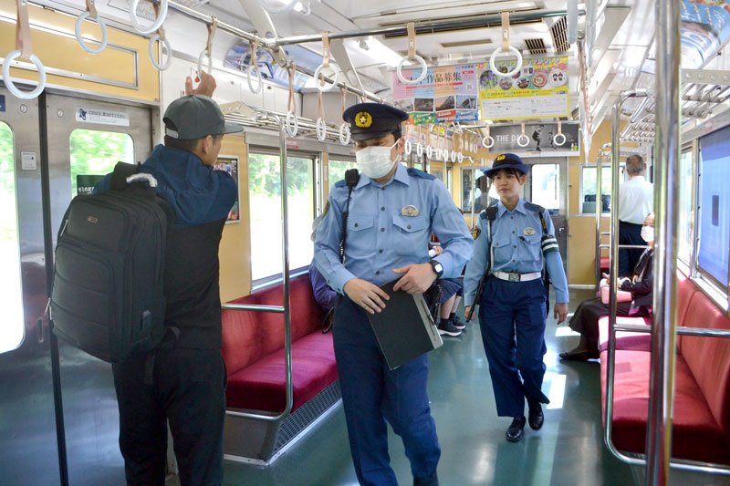 京成線の車内をパトロールする佐倉署員＝１日、佐倉市