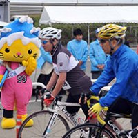 スタート地点で参加者を見送る九十九里町公認キャラクターくくりん