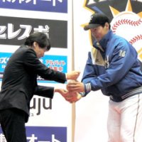 清水市長に転入届を提出し、市特産品の梨を受け取る有原選手