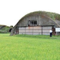 田んぼの中に残る掩体壕。倉庫として使われている＝匝瑳市春海