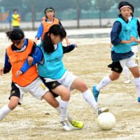 男子と併用のグラウンドで最終調整を行う幕張総合イレブン。実戦形式での練習が続く＝幕張総合高