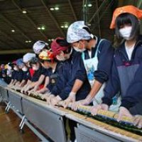 できた！３９メートル太巻きずし　感謝の気持ち込めて　いすみ岬中