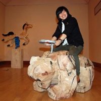曲線美しい巨大な作品　クスノキの木彫４５点　船橋・子ども美術館