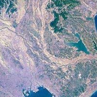 現在の利根川（ランドサットによる衛星写真）＝出典：国土交通省関東地方整備局霞ケ浦河川事務所ホームページ