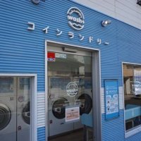 コインランドリー事業の足掛かりとなった浦安市の１号店。外観は全店共通で、清潔感を演出している
